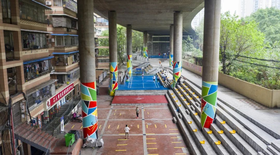 沙坪坝区土湾街道龙泉路立交桥下空间被改造为社区文化体育公园.