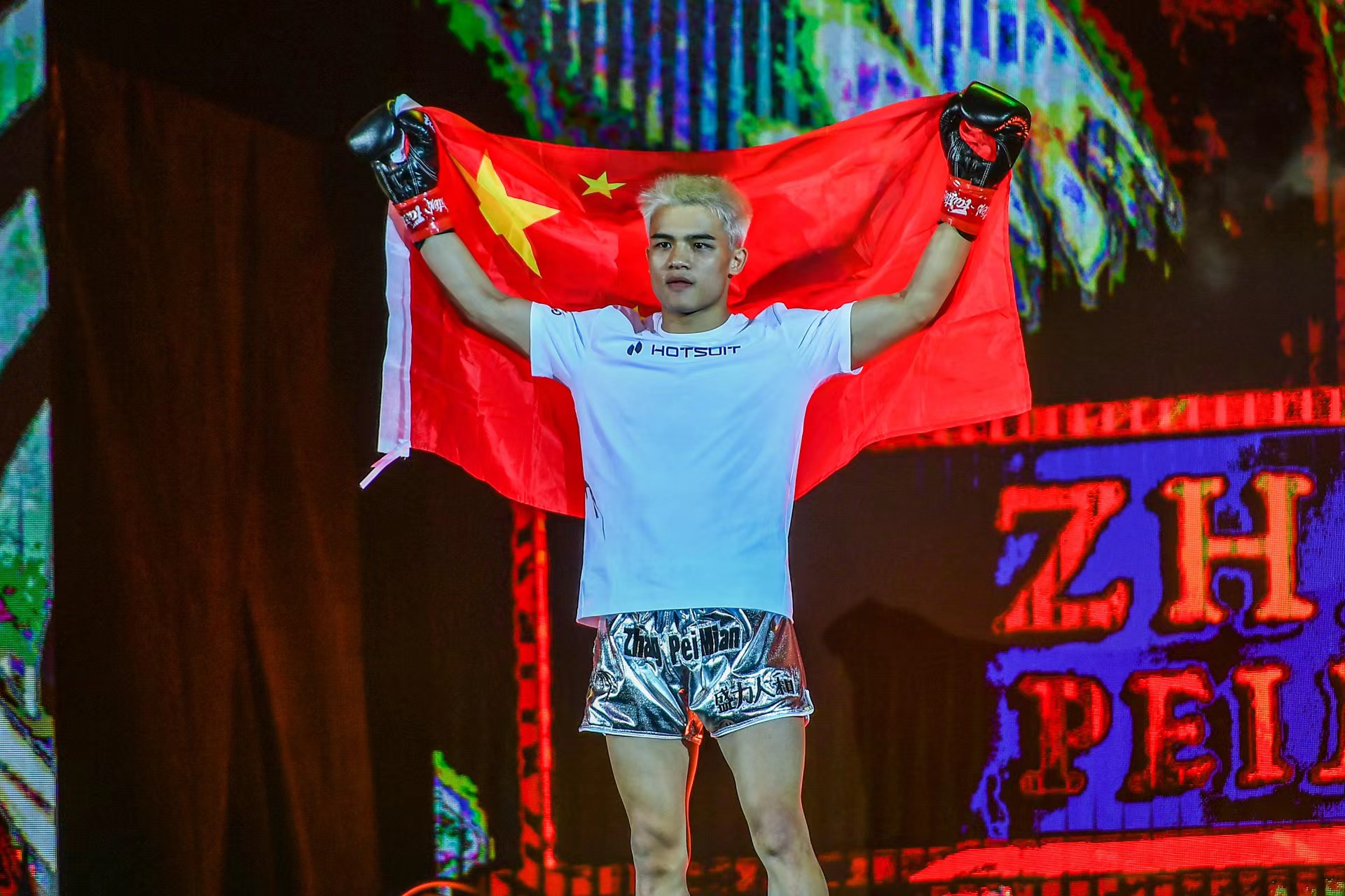 张沛勉习惯在行李箱中放一面国旗.