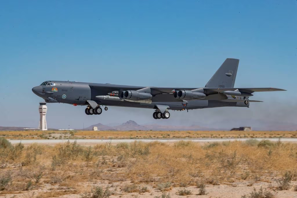 b-52h战略轰炸机携带agm-183a导弹进行测试.