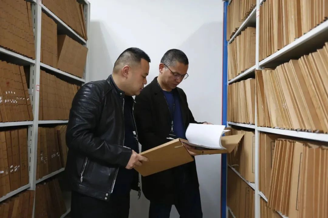 民警在档案室内翻阅案卷