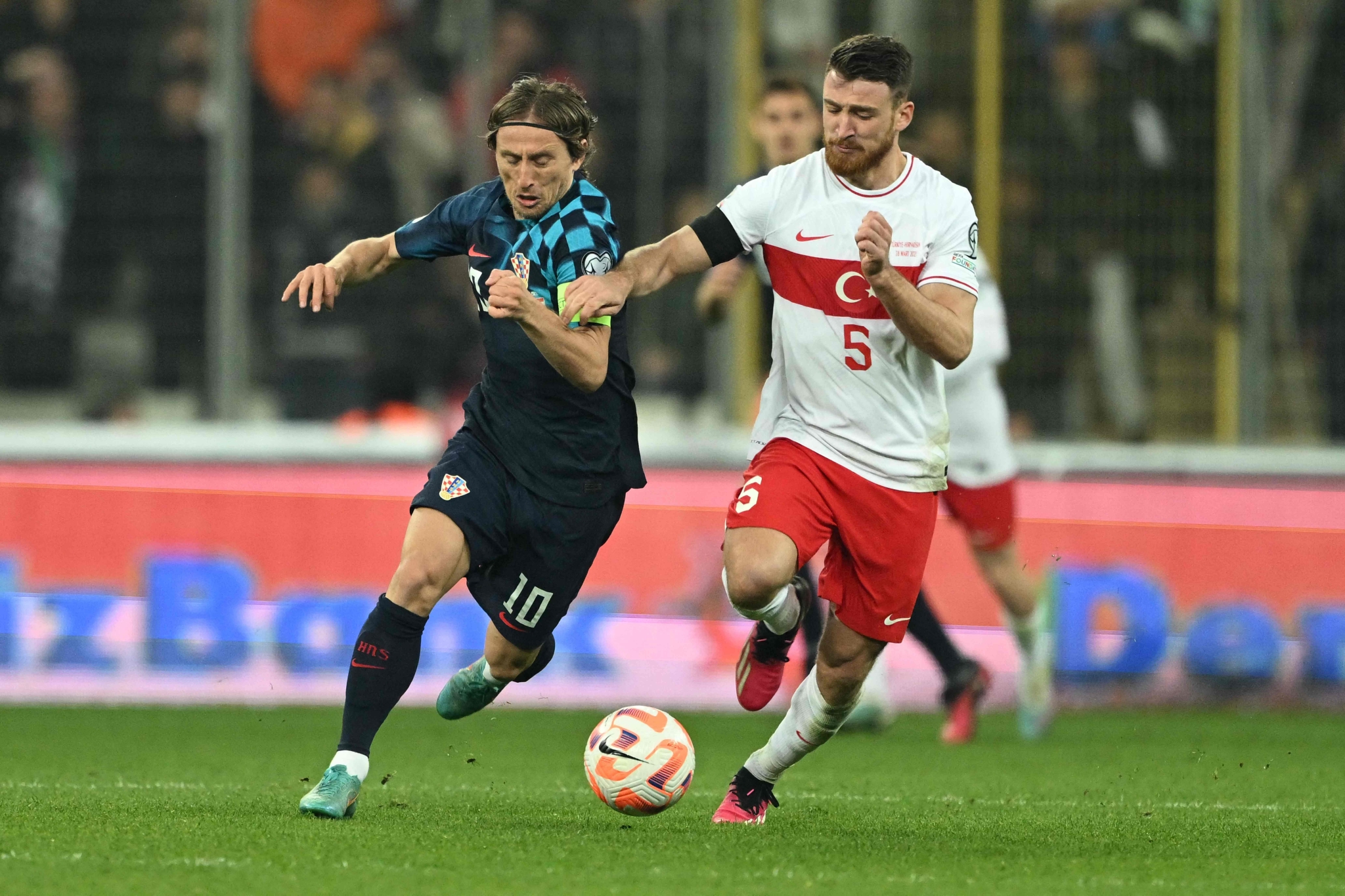 足球——欧锦赛预选赛:克罗地亚胜土耳其|足球|土耳其|土耳其队_新浪