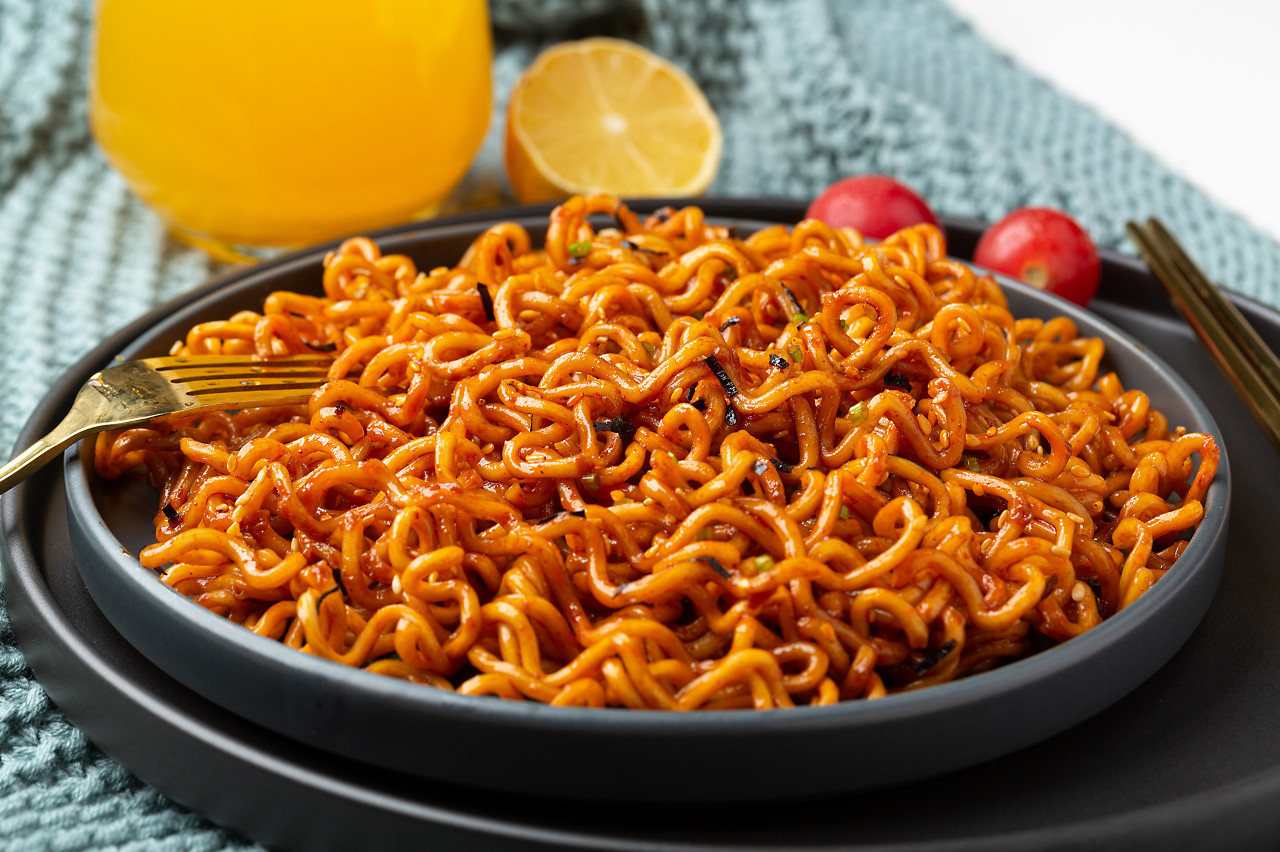 火鸡面(图片来源:图虫)首尔国立大学通识教育学院教授