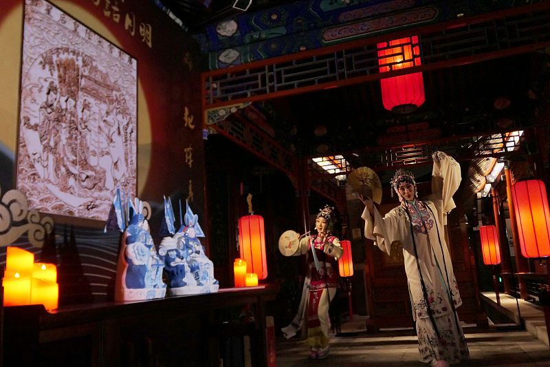 会馆中一直有演戏传统，图为2022年西城区举办“会馆有戏”中秋专场活动，现场昆曲表演。 图/视觉中国