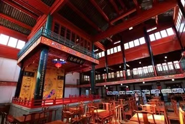 安徽会馆戏楼修缮前及修缮后。  图/首都图书馆