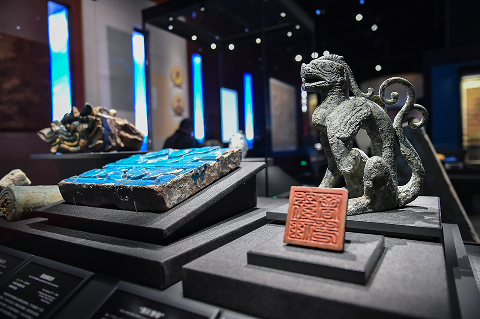 2023年3月28日,北京,首都博物馆"辉煌中轴"展览上展出的"铜坐龙(金)"