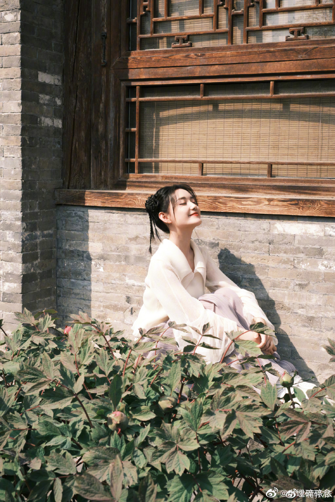 蒋依依胡同随拍 蒋依依双丫髻好可爱啊|蒋依依|丫髻|可爱_新浪新闻