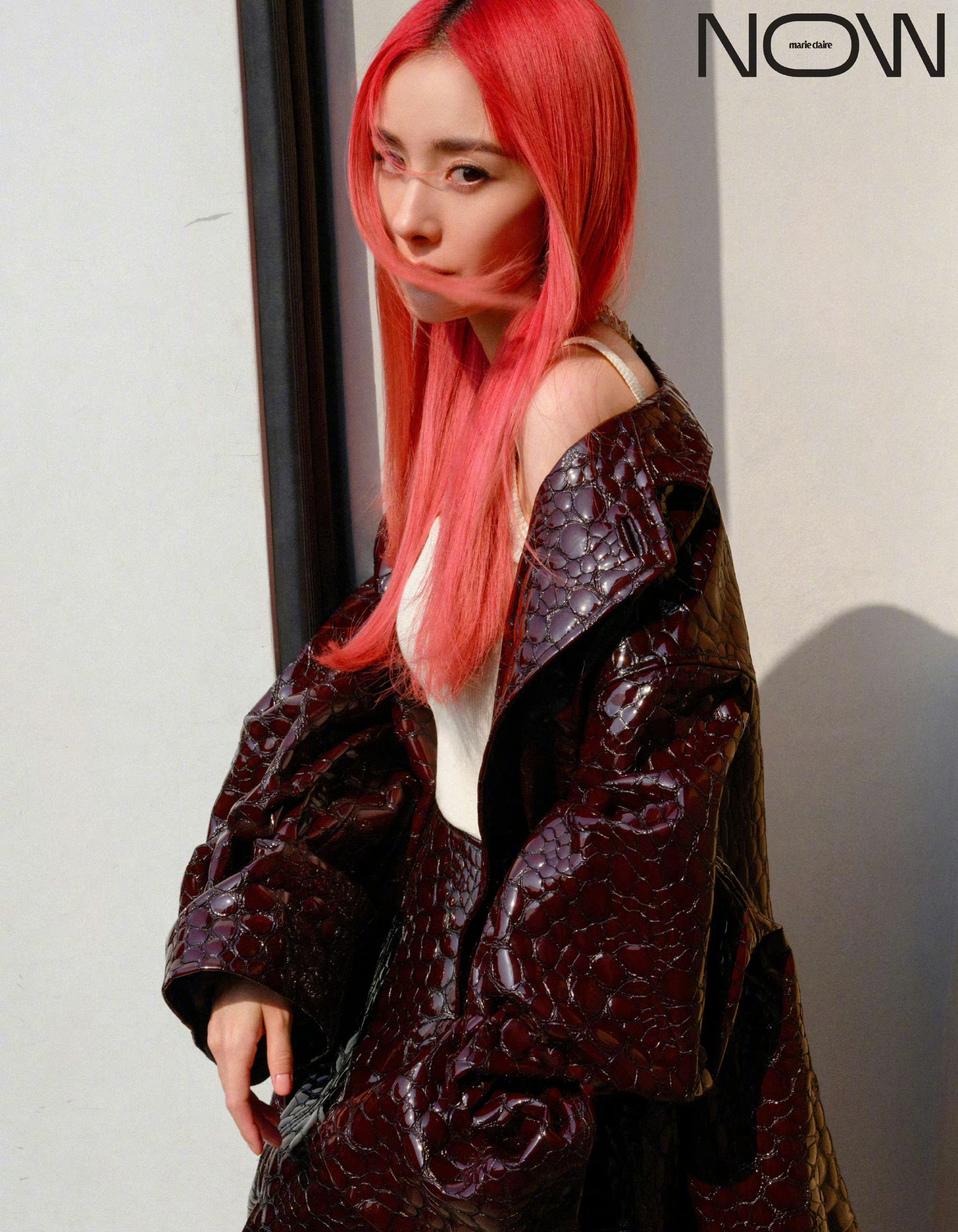 杨幂红长直造型 幂姐是真大胆,这么亮的颜色都敢染……|杨幂|造型