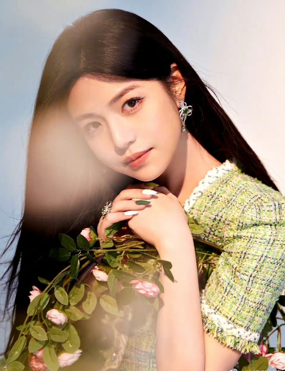 陈妍希最新写真，绿色格纹小香风套裙造型优雅温柔……|格纹|陈妍希|套裙_新浪新闻