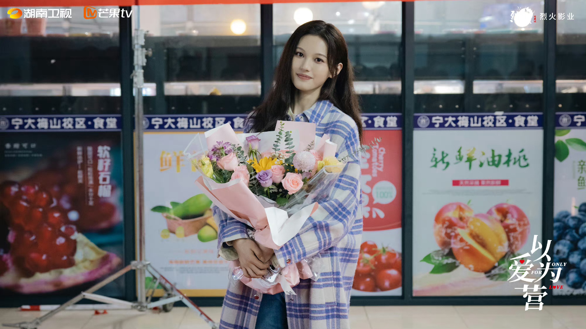 《以爱为营》剧组晒全员杀青照,期待早日播出!|以爱为营_新浪新闻