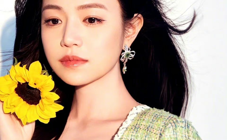 陈妍希最新写真，绿色格纹小香风套裙造型优雅温柔……|格纹|陈妍希|套裙_新浪新闻