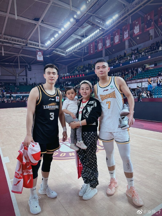 原帅赛后晒与赵继伟合照:本来应该用一场胜利来欢迎你到山西的|原帅