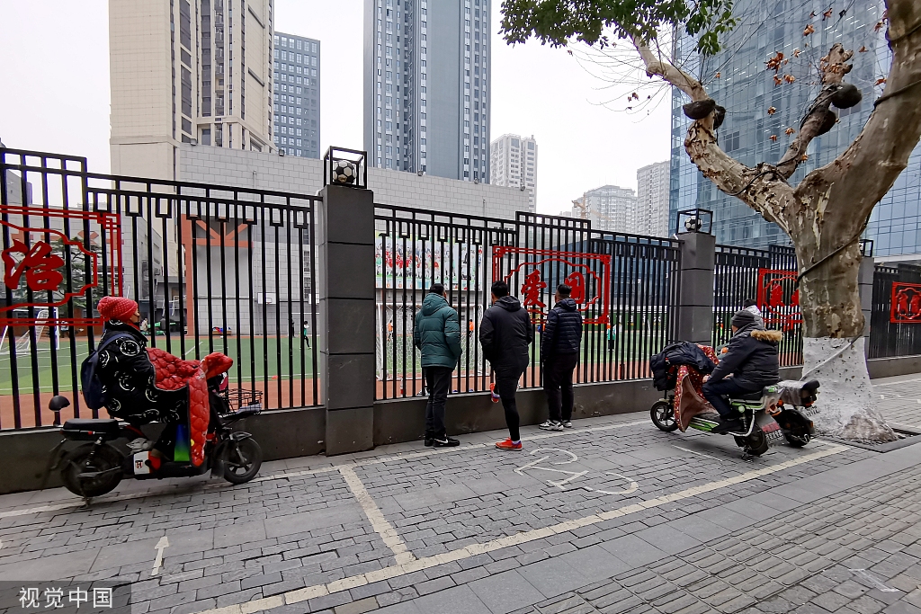 场外等候的家长们。