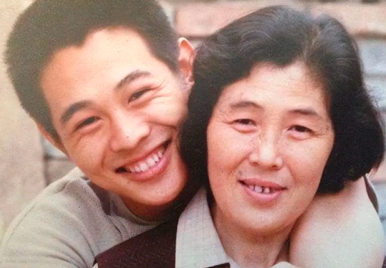“消失”的李连杰:出轨后20亿给新欢,被女儿痛恨33年......