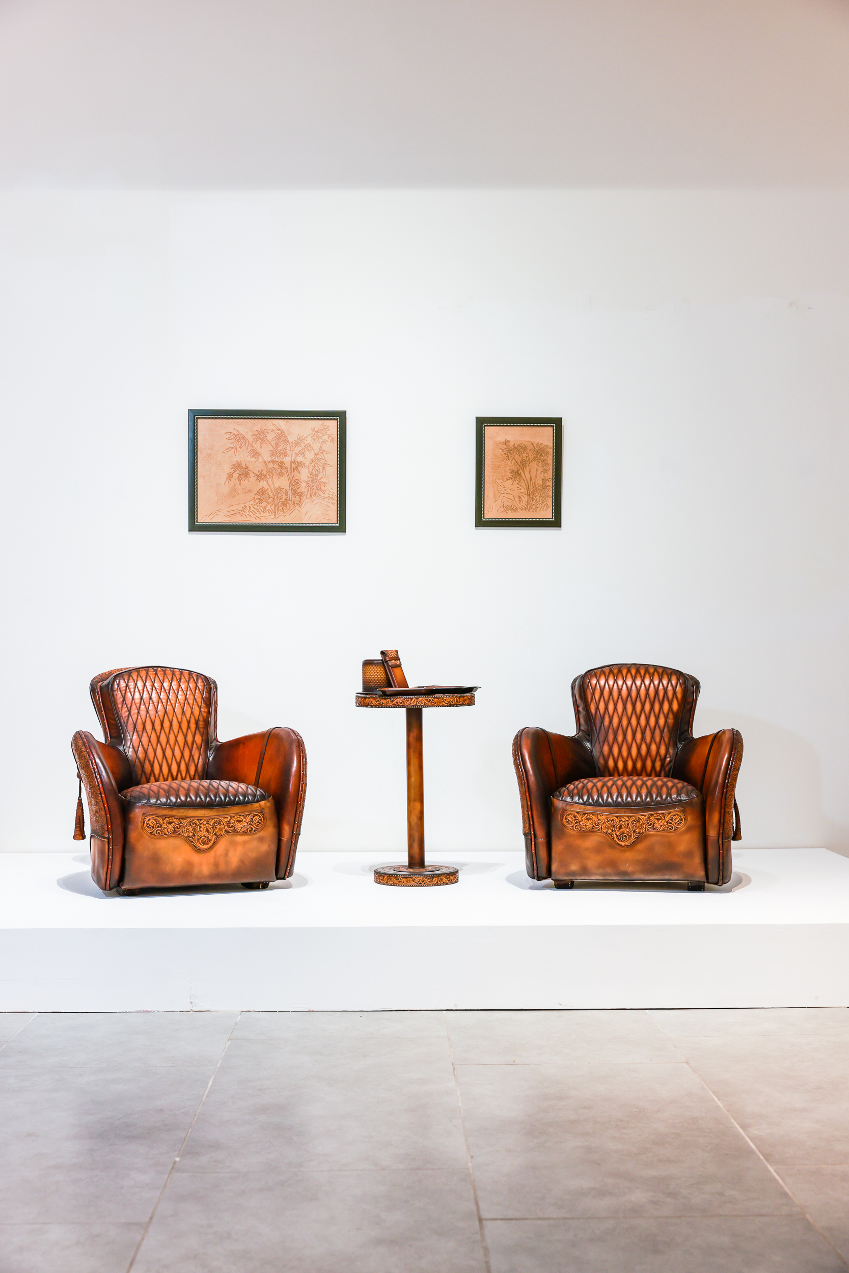 李雅琪,王嘉艺,陈旭联合创作的美式乡村实用型皮雕家具