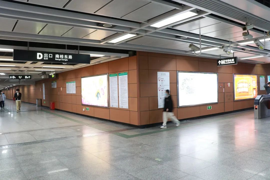 围蔽墙后,是佛山地铁3号线桂城站车站主体./佛山新闻网 摄