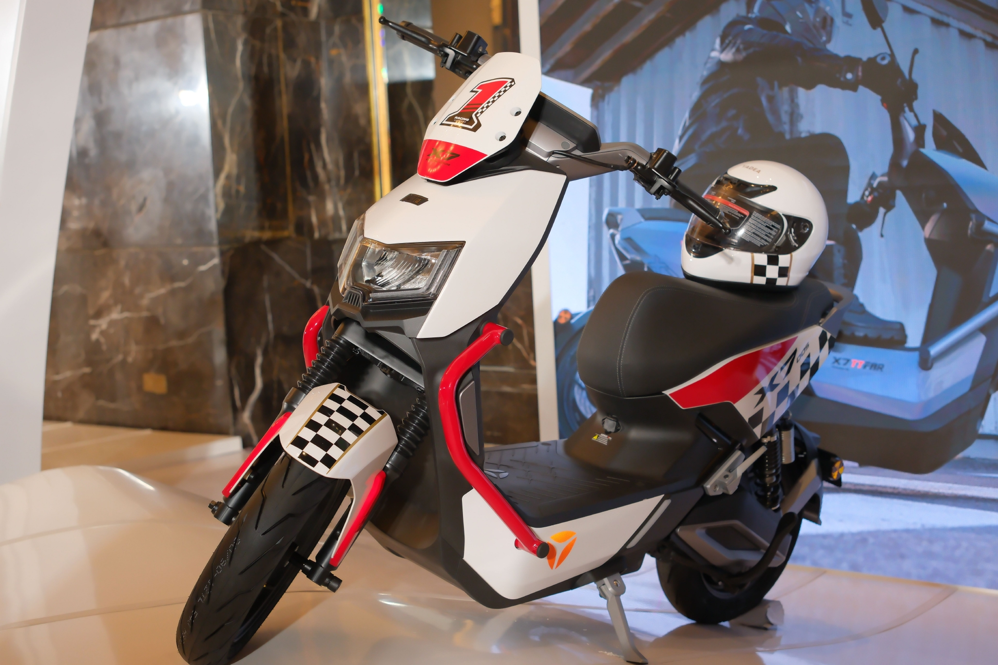 先说雅迪冠能探索x7,作为一款针对男性用户设计的旗舰级产品,其在外观