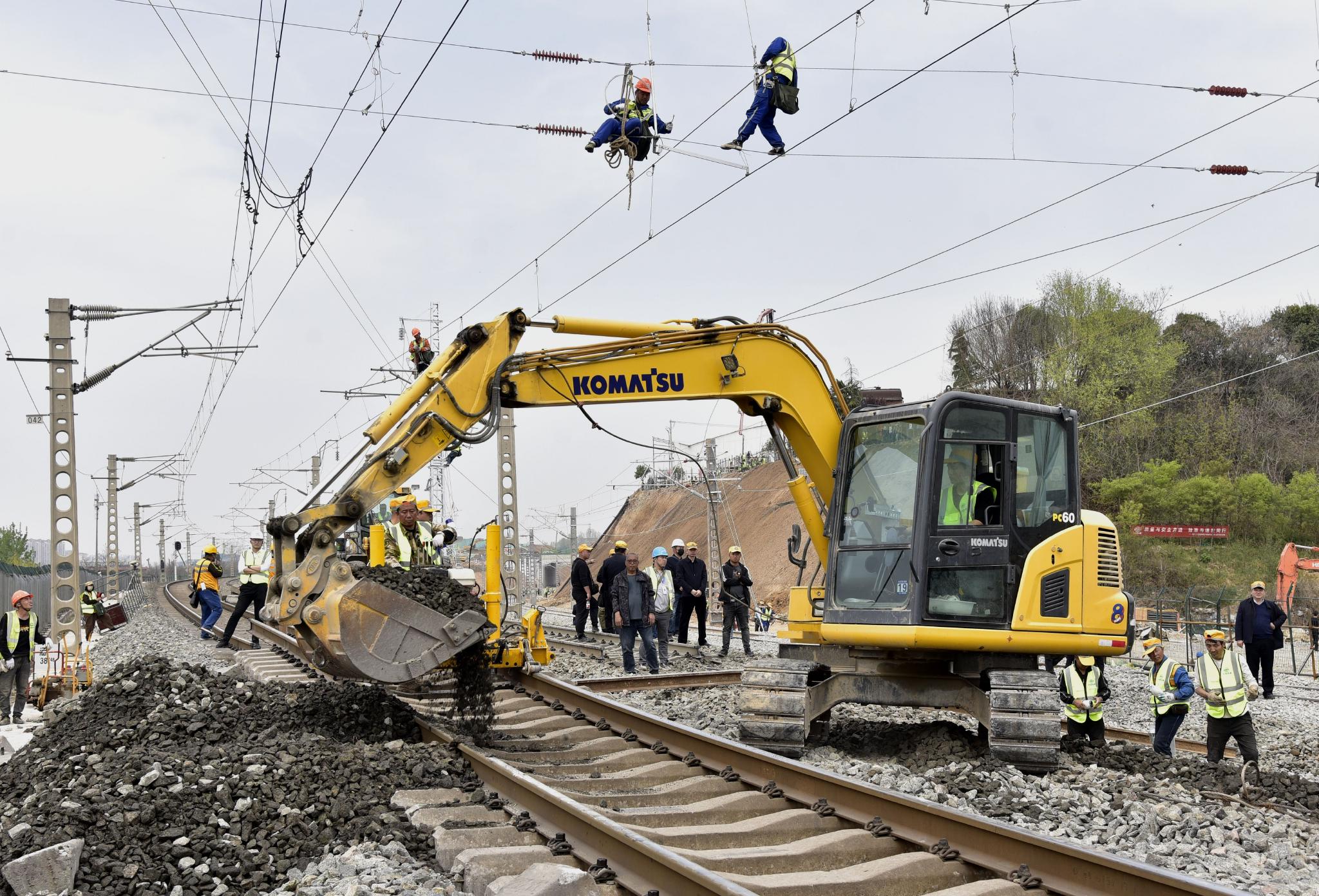 图为接触网软横跨吊弦调整作业.尚永超 摄