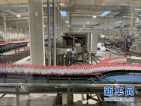 农夫山泉江口梵净山工厂车间一角.新华网 王雪松 摄