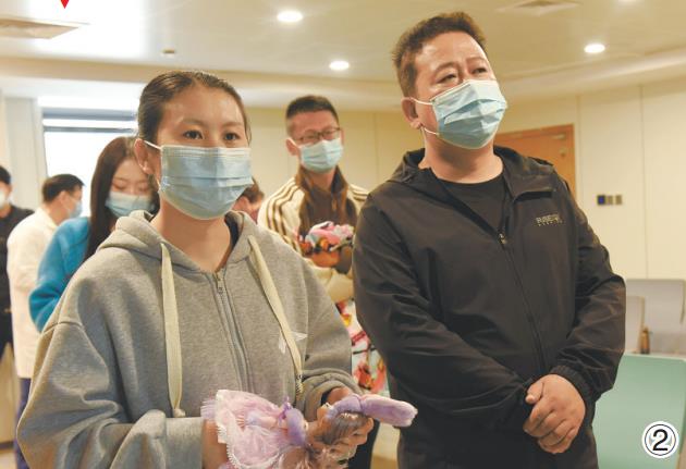 患儿家属在手术室外焦急等待.李庆玲 董志勇/摄