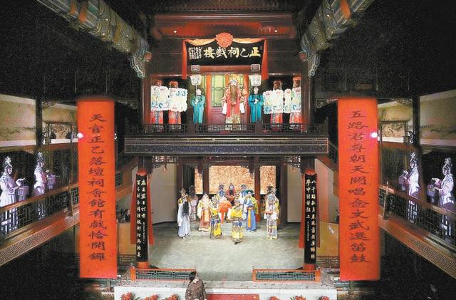 位于西城区银号会馆旧址内的正乙祠戏楼去年4月重张，定期上演由专业院团北方昆曲剧院量身打造的优质演出。本报记者方非摄