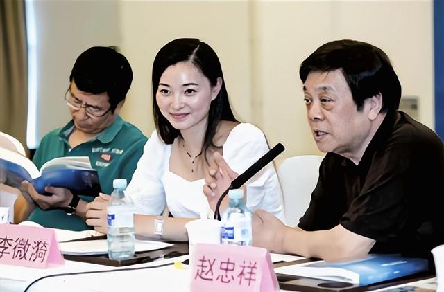 052014年,李微漪和亦风把成都的房子卖了,买了辆越野车,带上摄影装备