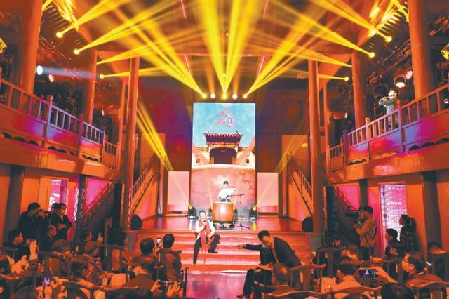 位于东城区的颜料会馆聚焦年轻消费群体，引入评剧、相声、民乐、儿童剧等多类别艺术，提供丰富文化体验。本报记者邓伟摄