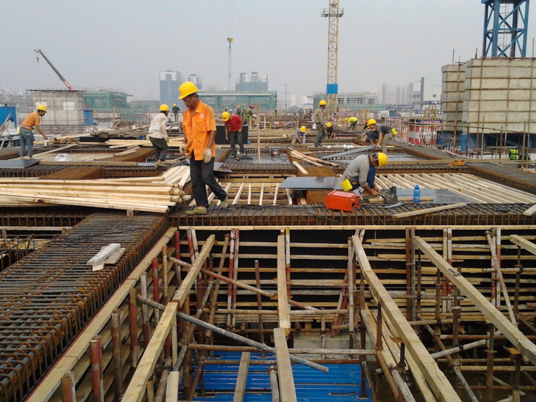 北京建筑工地上的木工(来源:王欧)