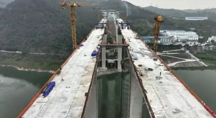 今日凌晨！国内在建最大跨径连续刚构桥单幅合龙_手机新浪网