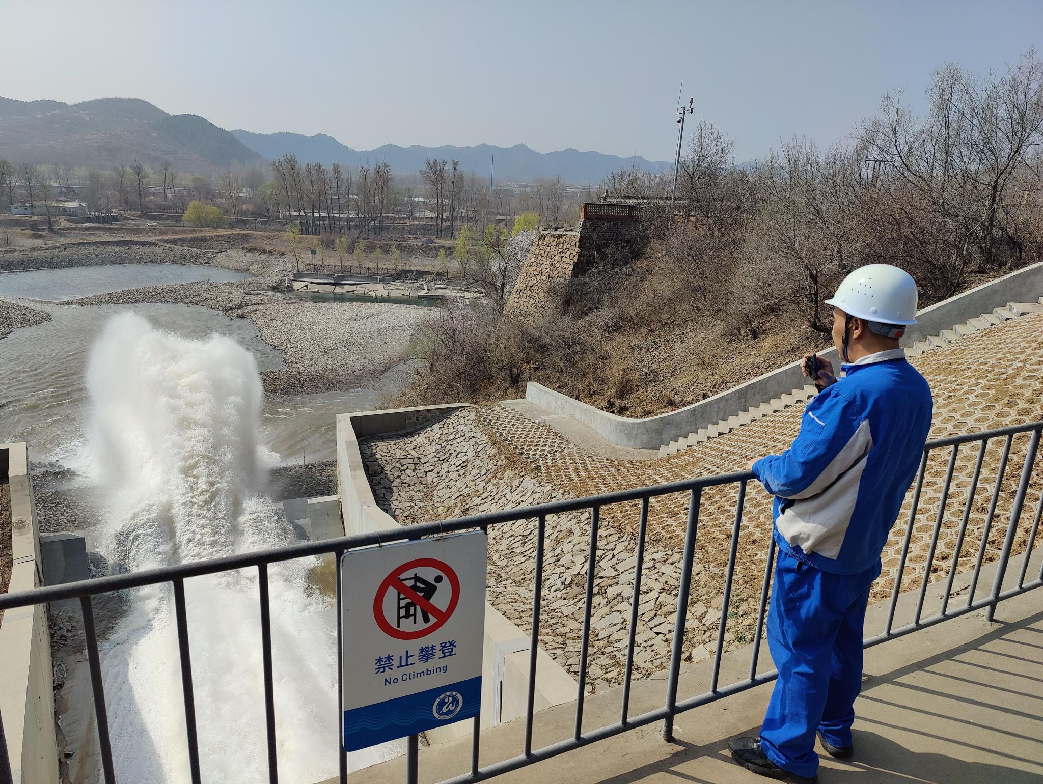 3月30日,潮白河2023年春季生态补水正式启动,工作人员观察补水情况.