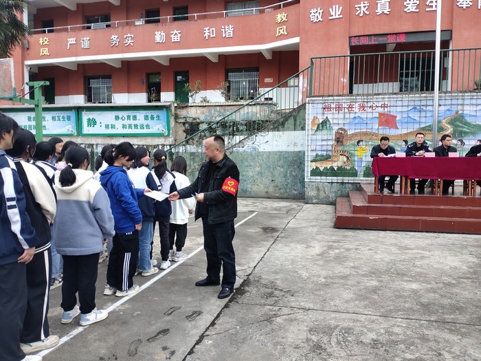 开阳县冯三镇"三强化"织牢未成年人保护网|未成年人_新浪新闻