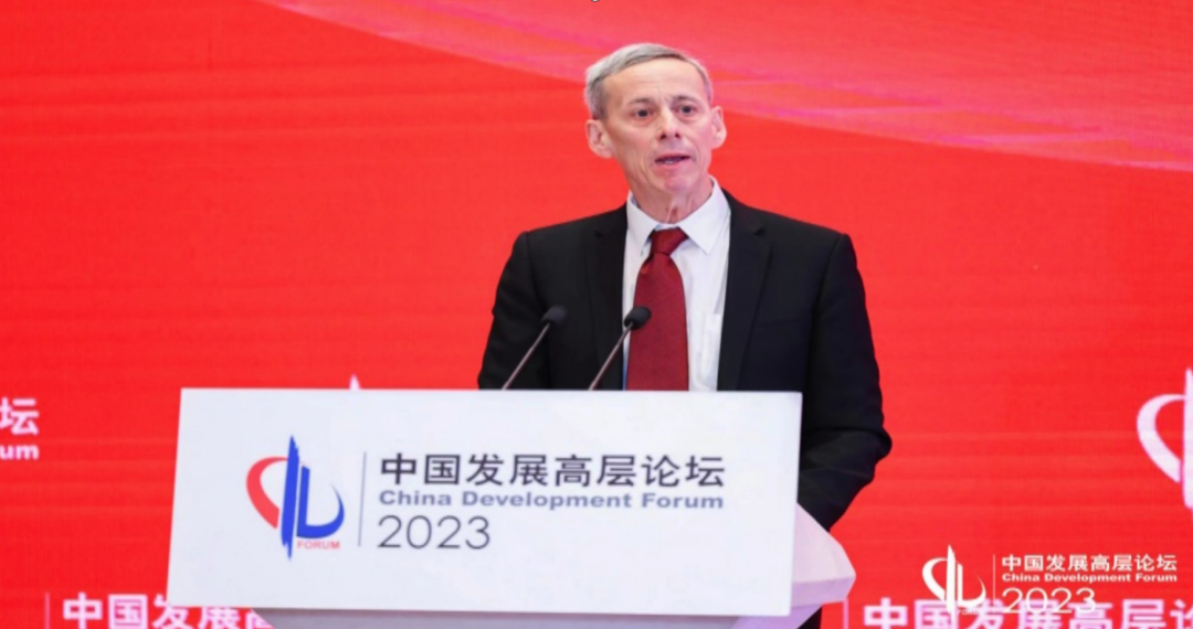图为克雷格·艾伦在中国发展高层论坛2023年年会上发表演讲。