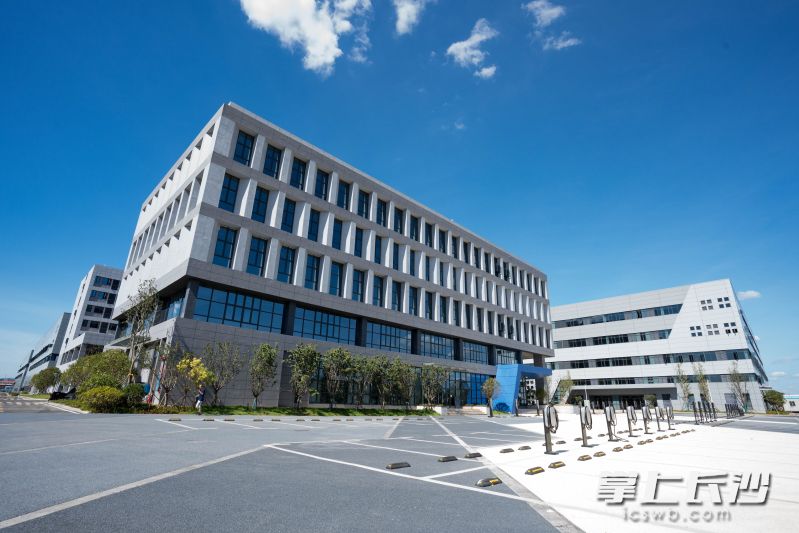 是湖南麓谷发展集团开发,投资,施工,运营全链条工业地产开发项目