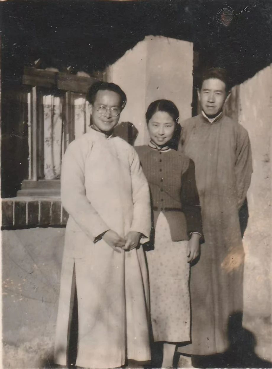 王逊(右一)与沈从文张兆和夫妇(1946年)