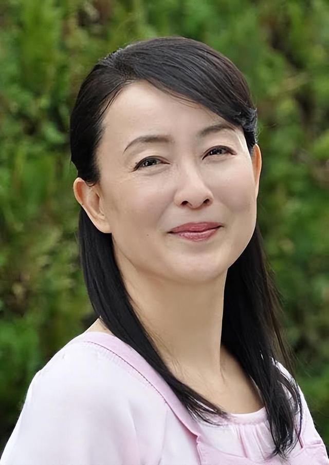 五六十岁的女人留“长发”还是“短发”?看素人就知道,差别太大