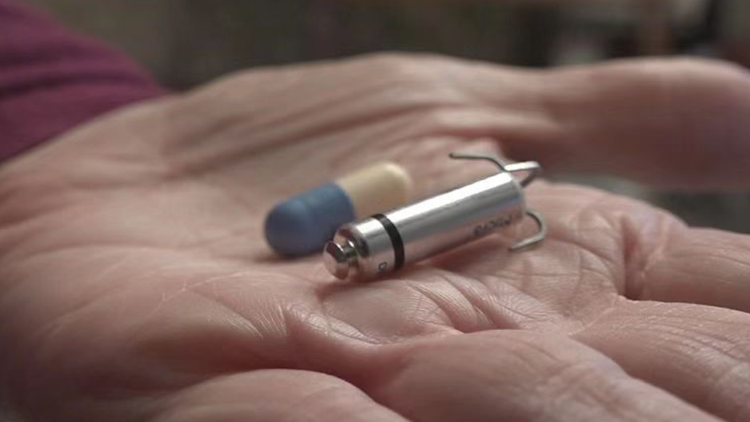 只有胶囊大小的双腔无导线起搏器"micra av".资料图/央视新闻