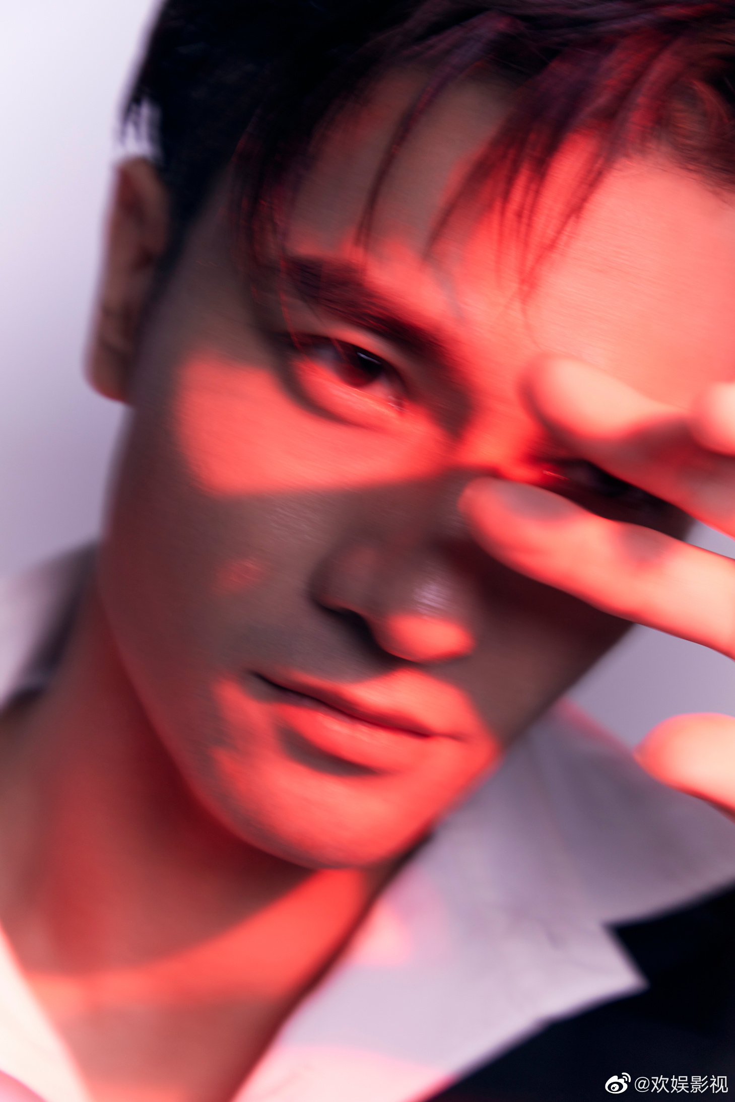 光影交织,演绎绅士型格。欢娱影视演员@郑凯 写真释出。正在热播|郑凯|型格|绅士_新浪新闻
