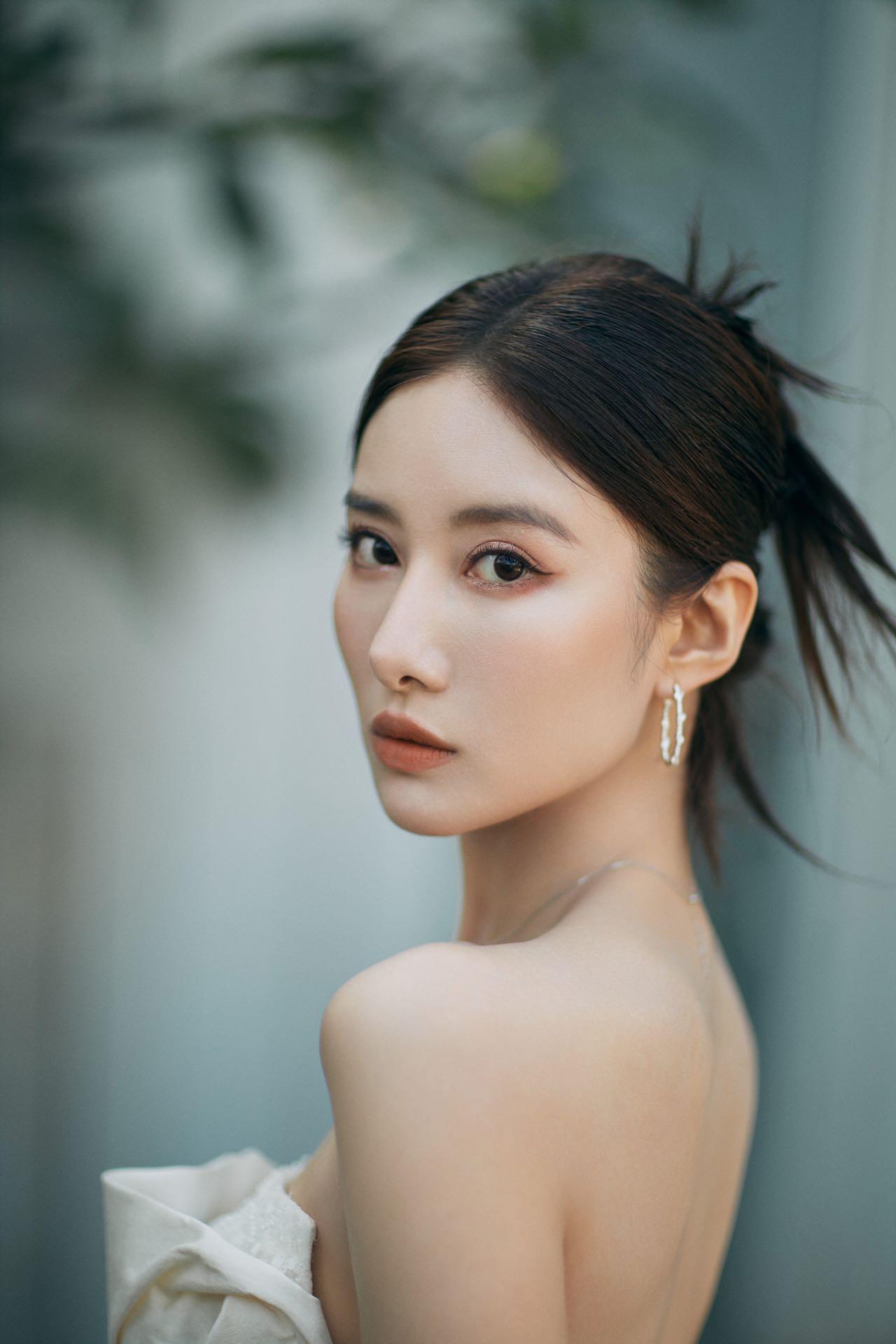 七年前,因在网剧《余罪》中饰演女警官林宇婧,让23岁的吴优迅速走入