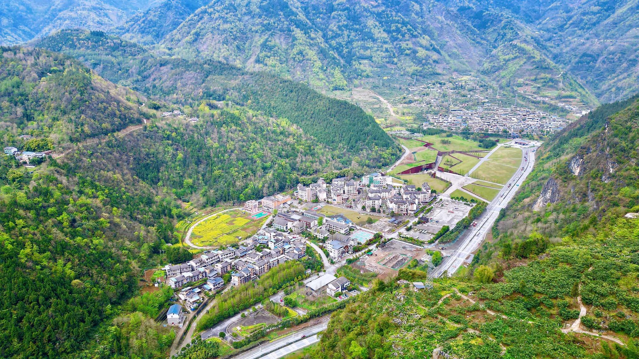 我们的家园四川石椅羌寨群山环绕峰峦叠翠