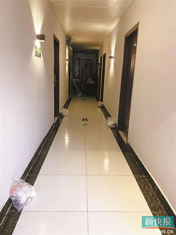 记者暗访某电竞酒店，发现走廊内每个房间门口都有垃圾。