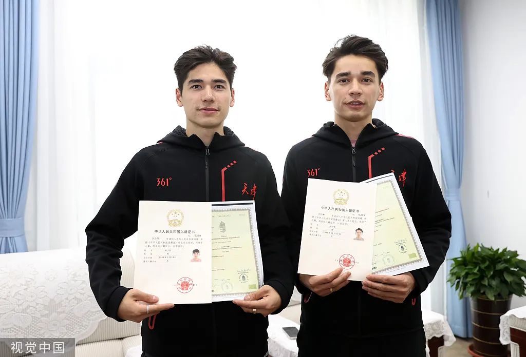 刘少林(右),刘少昂(左)已经顺利入籍.