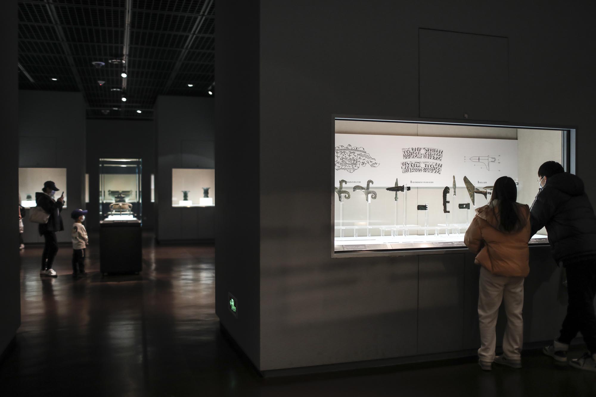 3月18日,首都博物馆玉器青铜器展厅,观众在参观.新京报记者 浦峰 摄