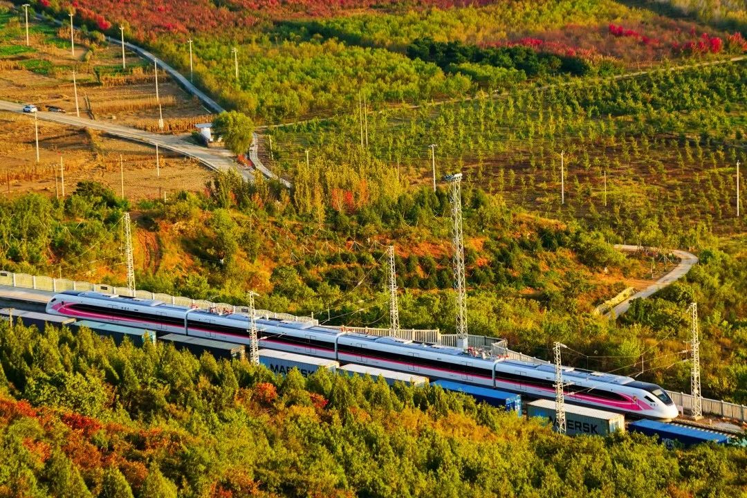 北京市郊铁路怀密线.