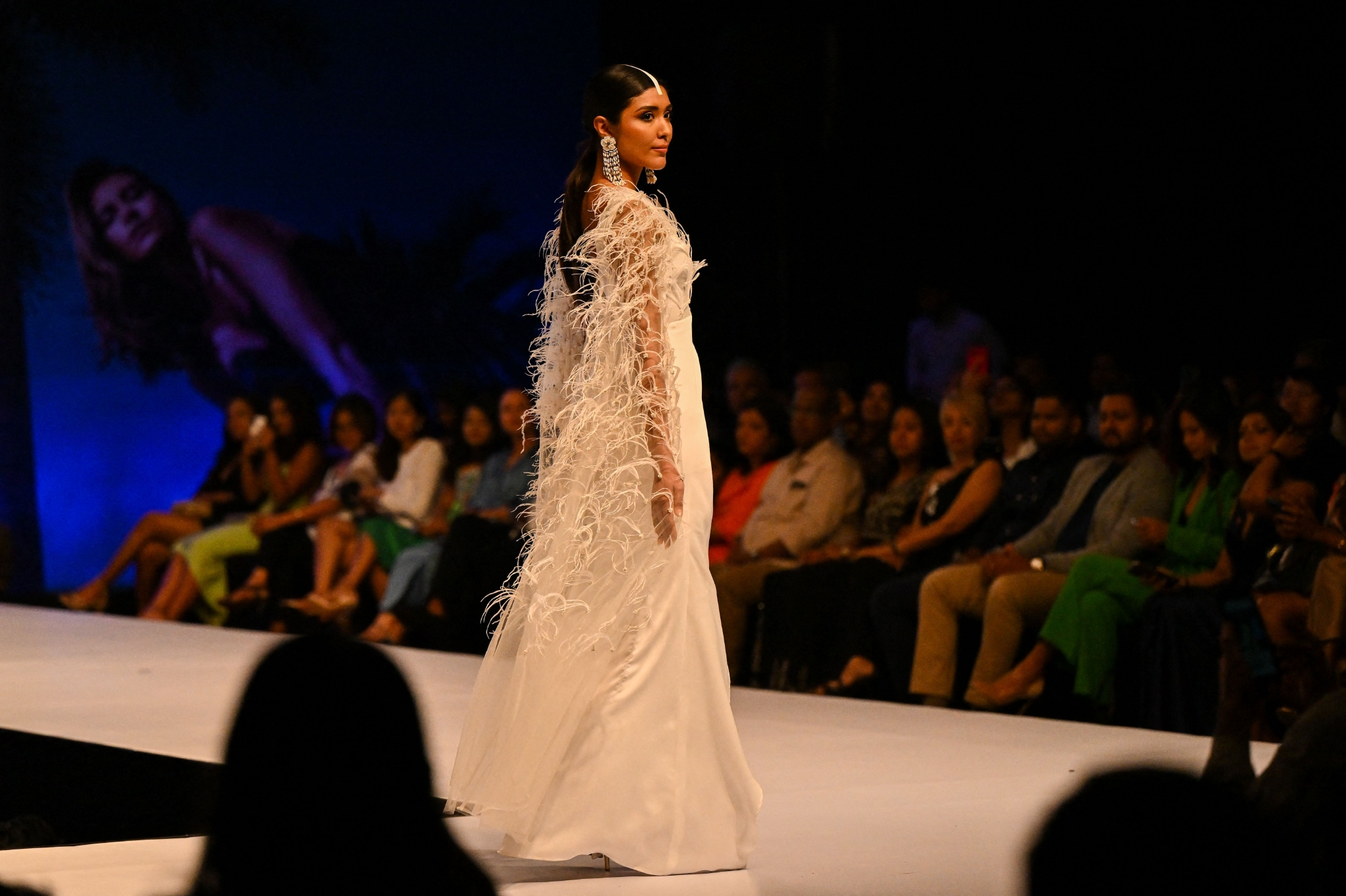 模特在斯里兰卡科伦坡时装周上展示设计师卡鲁纳拉特内设计的服装
