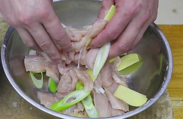 水汆丸子为啥发干发柴?怎样肉味十足?大厨详解清汆丸子汤的做法|锅_新浪新闻