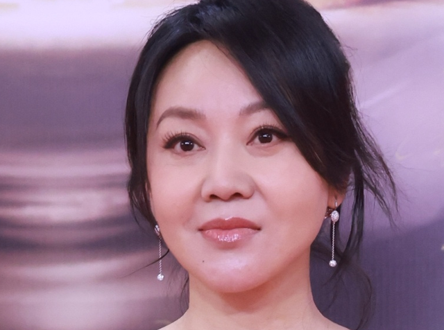 闫妮的脸特别抗老,皮肤管理也十分不错,除了一点法令纹,胜过许多年轻