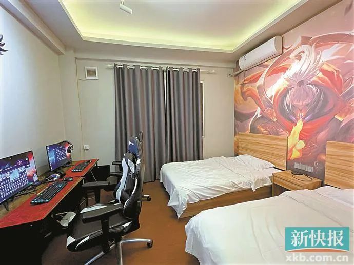 广州市内某电竞酒店房间内布置着大幅电竞海报。