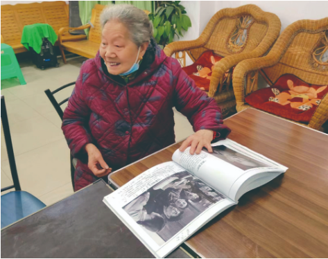 87岁的李邦珍给记者讲述以前的历史故事