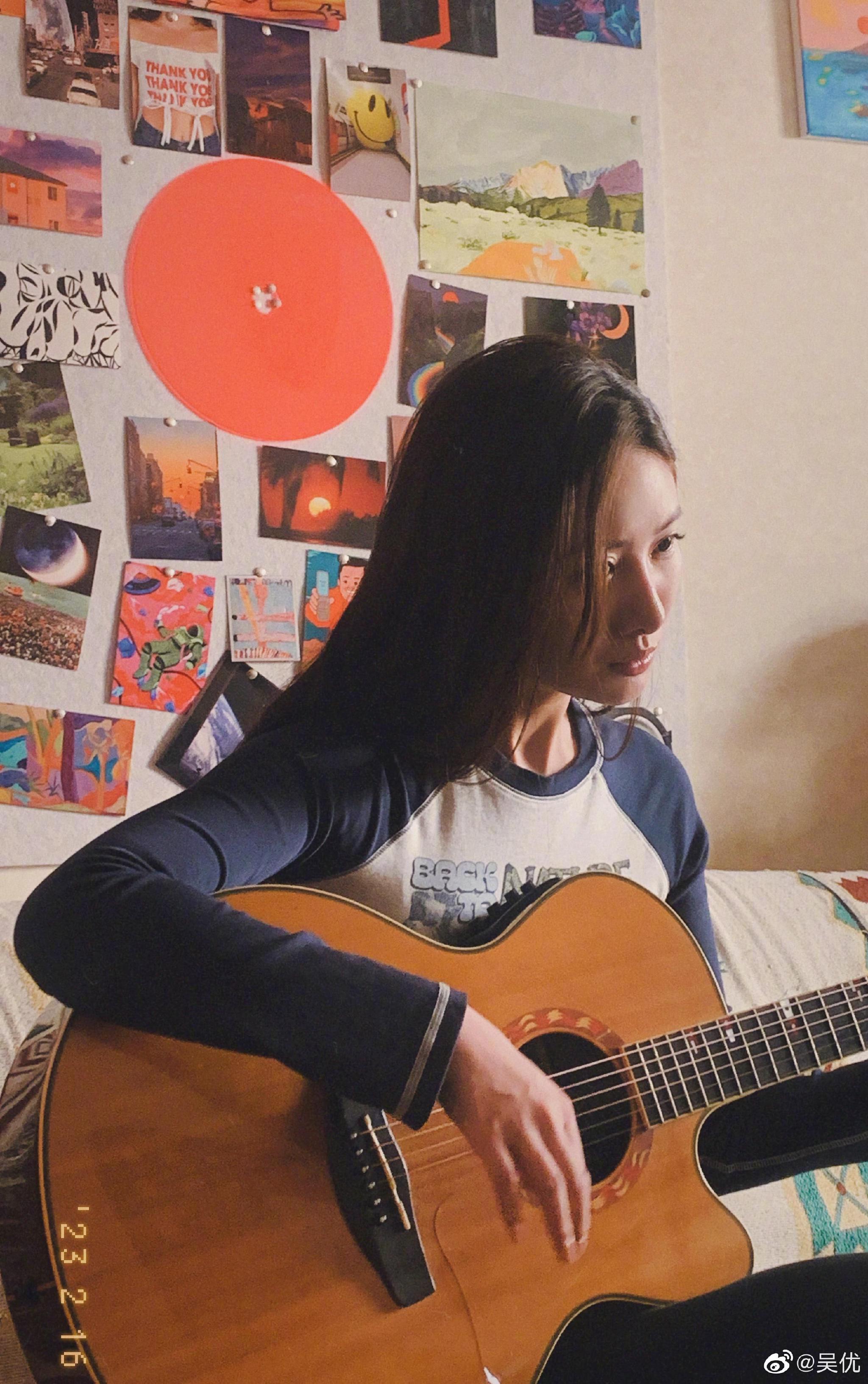 图片来自其微博吴优平时喜欢打羽毛球,保龄球,但最多的运动还是滑板