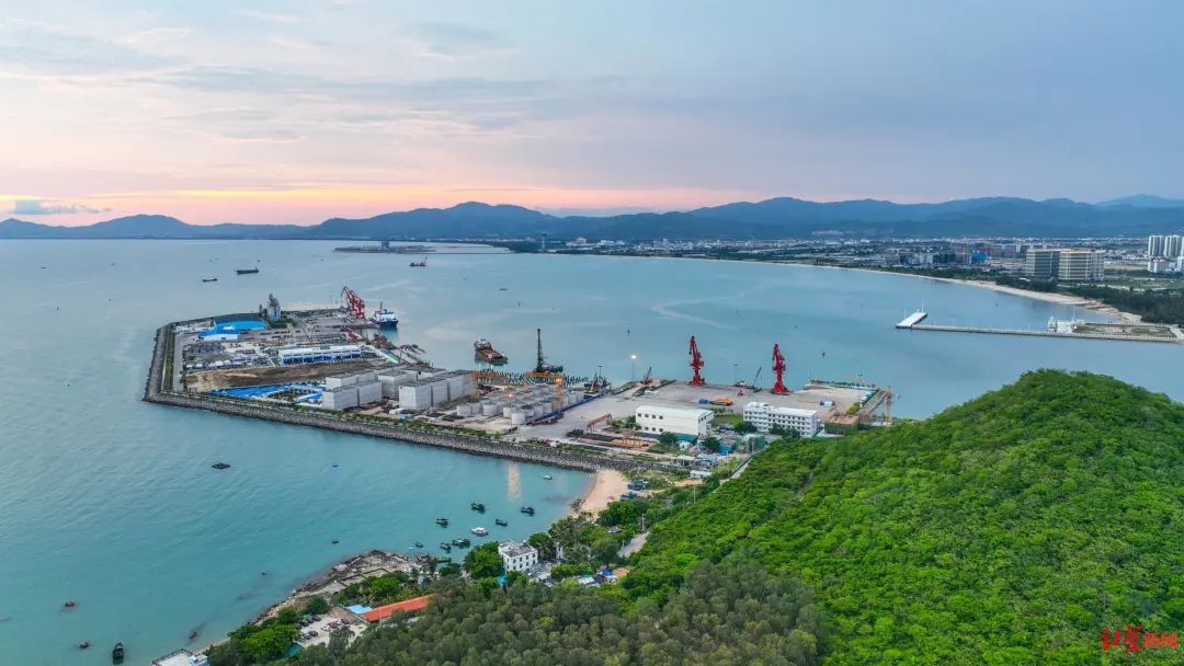 2022年5月28日，海南三亚，航拍建设中的三亚南山港区 据ICphoto