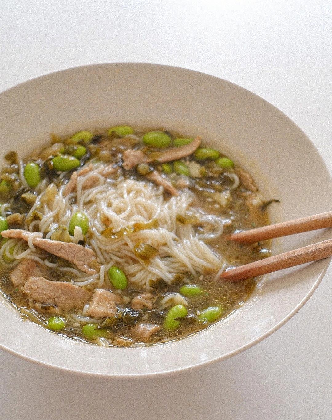 来碗热乎的雪菜毛豆肉丝粉,营养丰富,口感美味,一口下去超满足|雪菜